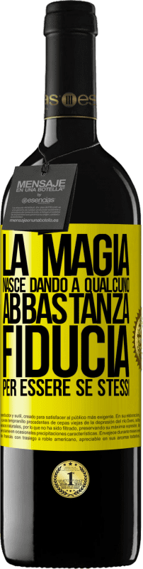 39,95 € Spedizione Gratuita | Vino rosso Edizione RED MBE Riserva La magia nasce dando a qualcuno abbastanza fiducia per essere se stessi Etichetta Gialla. Etichetta personalizzabile Riserva 12 Mesi Raccogliere 2016 Tempranillo