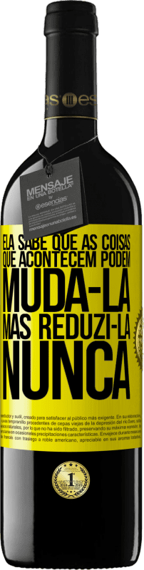 39,95 € | Vinho tinto Edição RED MBE Reserva Ela sabe que as coisas que acontecem podem mudá-la, mas reduzi-la, nunca Etiqueta Amarela. Etiqueta personalizável Reserva 12 Meses Colheita 2015 Tempranillo