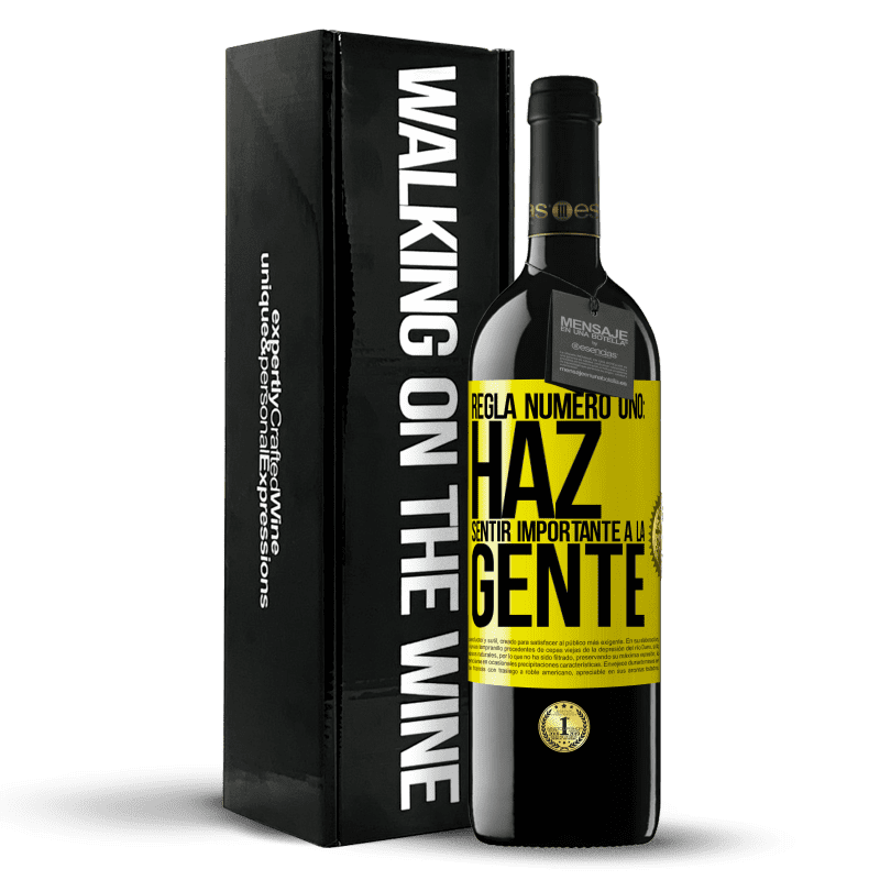 39,95 € Envío gratis | Vino Tinto Edición RED MBE Reserva Regla número uno: haz sentir importante a la gente Etiqueta Amarilla. Etiqueta personalizable Reserva 12 Meses Cosecha 2015 Tempranillo