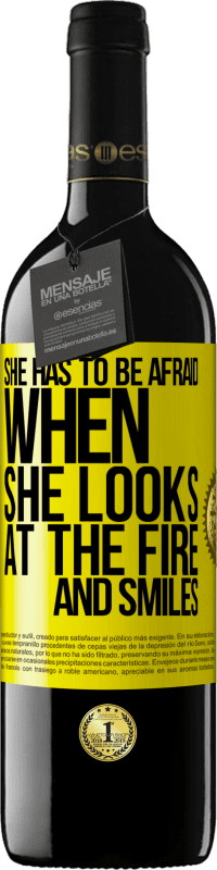 39,95 € | 红酒 RED版 MBE 预订 她看着火堆和微笑时必须害怕 黄色标签. 可自定义的标签 预订 12 个月 收成 2016 Tempranillo