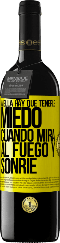 39,95 € | Vino Tinto Edición RED MBE Reserva A ella hay que tenerle miedo cuando mira al fuego y sonríe Etiqueta Amarilla. Etiqueta personalizable Reserva 12 Meses Cosecha 2016 Tempranillo