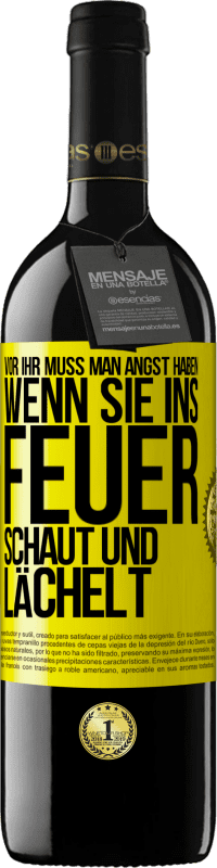 39,95 € Kostenloser Versand | Rotwein RED Ausgabe MBE Reserve Vor ihr muss man Angst haben, wenn sie ins Feuer schaut und lächelt Gelbes Etikett. Anpassbares Etikett Reserve 12 Monate Ernte 2014 Tempranillo