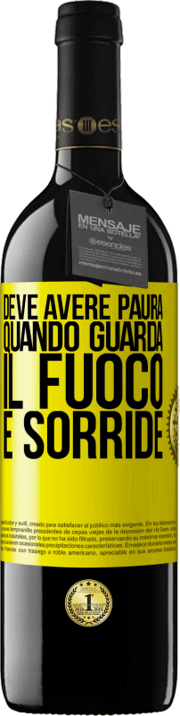 39,95 € | Vino rosso Edizione RED MBE Riserva Deve avere paura quando guarda il fuoco e sorride Etichetta Gialla. Etichetta personalizzabile Riserva 12 Mesi Raccogliere 2014 Tempranillo