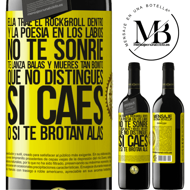 39,95 € Envío gratis | Vino Tinto Edición RED MBE Reserva Ella trae el Rock&Roll dentro y la poesía en los labios. No te sonríe, te lanza balas, y mueres tan bonito, que no Etiqueta Amarilla. Etiqueta personalizable Reserva 12 Meses Cosecha 2014 Tempranillo