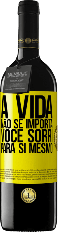 «A vida não se importa, você sorri para si mesmo» Edição RED MBE Reserva