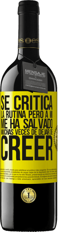 Envío gratis | Vino Tinto Edición RED MBE Reserva Se critica la rutina, pero a mí me ha salvado muchas veces de dejar de creer Etiqueta Amarilla. Etiqueta personalizable Reserva 12 Meses Cosecha 2014 Tempranillo