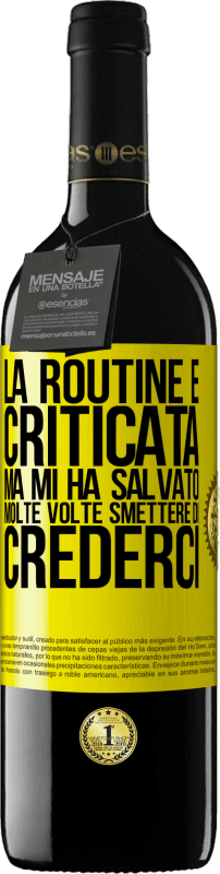 39,95 € | Vino rosso Edizione RED MBE Riserva La routine è criticata, ma mi ha salvato molte volte smettere di crederci Etichetta Gialla. Etichetta personalizzabile Riserva 12 Mesi Raccogliere 2015 Tempranillo