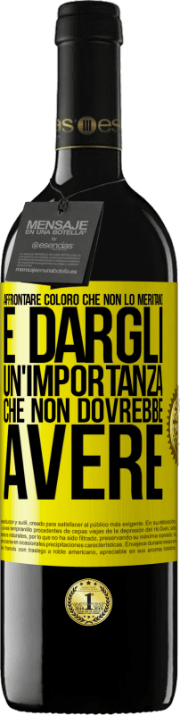 Spedizione Gratuita | Vino rosso Edizione RED MBE Riserva Affrontare coloro che non lo meritano è dargli un'importanza che non dovrebbe avere Etichetta Gialla. Etichetta personalizzabile Riserva 12 Mesi Raccogliere 2014 Tempranillo