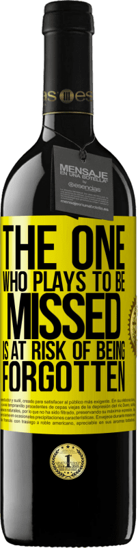 39,95 € Бесплатная доставка | Красное вино Издание RED MBE Бронировать Тот, кто играет, чтобы его пропустили, рискует быть забытым Желтая этикетка. Настраиваемая этикетка Бронировать 12 Месяцы Урожай 2016 Tempranillo