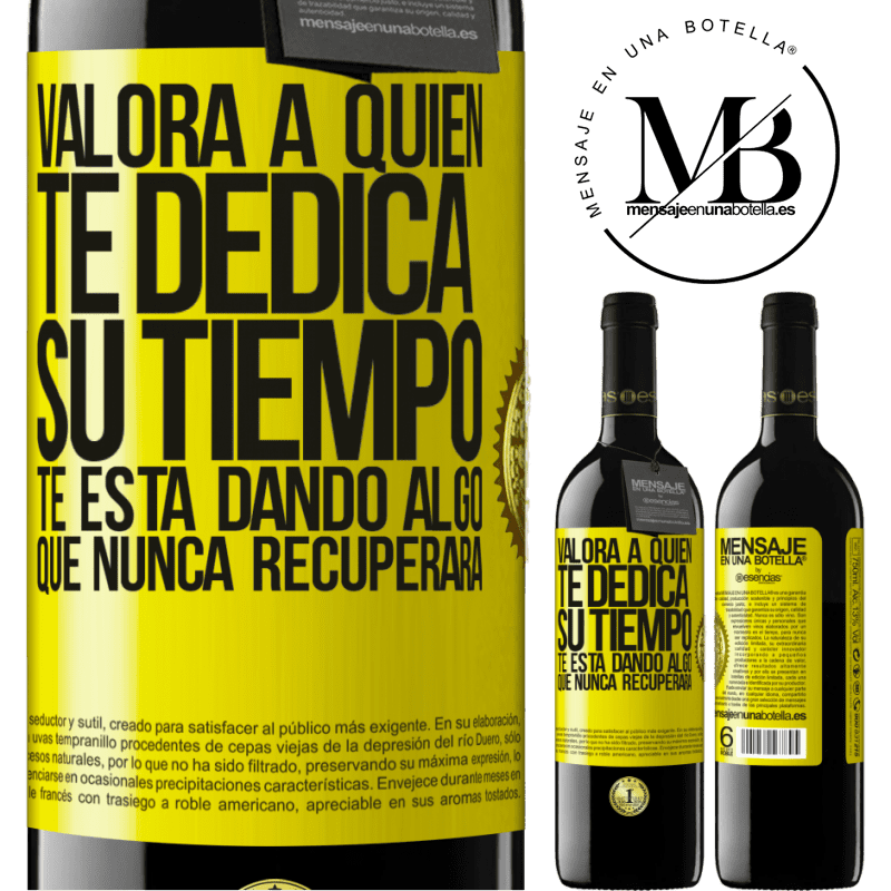 39,95 € Envío gratis | Vino Tinto Edición RED MBE Reserva Valora a quien te dedica su tiempo. Te está dando algo que nunca recuperará Etiqueta Amarilla. Etiqueta personalizable Reserva 12 Meses Cosecha 2014 Tempranillo