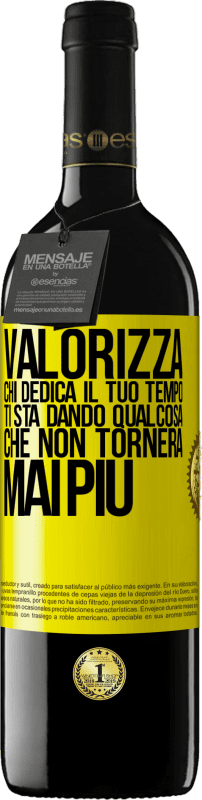 Spedizione Gratuita | Vino rosso Edizione RED MBE Riserva Valorizza chi dedica il tuo tempo. Ti sta dando qualcosa che non tornerà mai più Etichetta Gialla. Etichetta personalizzabile Riserva 12 Mesi Raccogliere 2014 Tempranillo