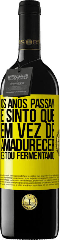 39,95 € | Vinho tinto Edição RED MBE Reserva Os anos passam e sinto que, em vez de amadurecer, estou fermentando Etiqueta Amarela. Etiqueta personalizável Reserva 12 Meses Colheita 2015 Tempranillo