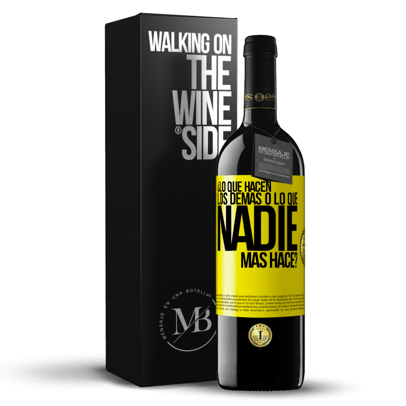 39,95 € Envío gratis | Vino Tinto Edición RED MBE Reserva ¿Lo que hacen los demás o lo que nadie más hace? Etiqueta Amarilla. Etiqueta personalizable Reserva 12 Meses Cosecha 2014 Tempranillo