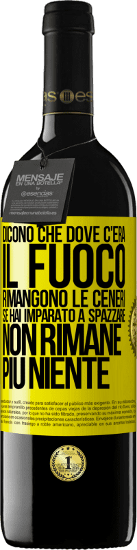 Spedizione Gratuita | Vino rosso Edizione RED MBE Riserva Dicono che dove c'era il fuoco rimangono le ceneri. Se hai imparato a spazzare, non rimane più niente Etichetta Gialla. Etichetta personalizzabile Riserva 12 Mesi Raccogliere 2014 Tempranillo