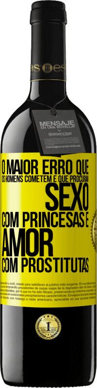 Envio grátis | Vinho tinto Edição RED MBE Reserva O maior erro que os homens cometem é que procuram sexo com princesas e amor com prostitutas Etiqueta Amarela. Etiqueta personalizável Reserva 12 Meses Colheita 2014 Tempranillo