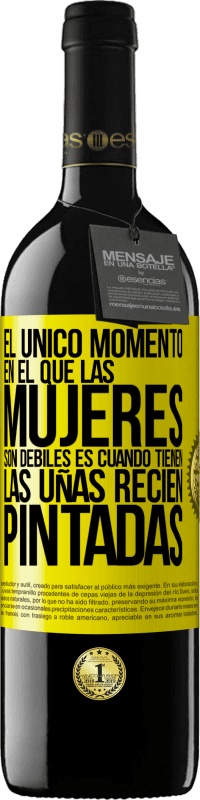 Envío gratis | Vino Tinto Edición RED MBE Reserva El único momento en el que las mujeres son débiles es cuando tienen las uñas recién pintadas Etiqueta Amarilla. Etiqueta personalizable Reserva 12 Meses Cosecha 2014 Tempranillo