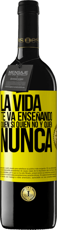 39,95 € Envío gratis | Vino Tinto Edición RED MBE Reserva La vida te va enseñando quién sí, quién no y quién nunca Etiqueta Amarilla. Etiqueta personalizable Reserva 12 Meses Cosecha 2014 Tempranillo