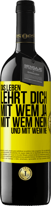 39,95 € Kostenloser Versand | Rotwein RED Ausgabe MBE Reserve Das Leben lehrt dich, mit wem ja, mit wem nein, und mit wem nie Gelbes Etikett. Anpassbares Etikett Reserve 12 Monate Ernte 2014 Tempranillo