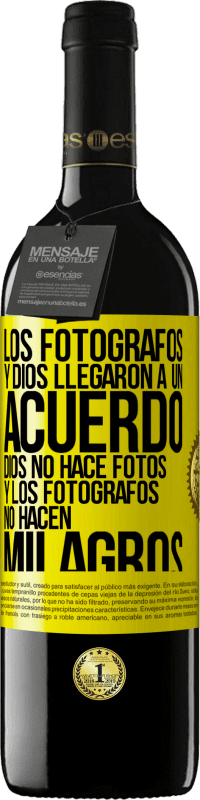 39,95 € Envío gratis | Vino Tinto Edición RED MBE Reserva Los fotógrafos y Dios llegaron a un acuerdo. Dios no hace fotos y los fotógrafos no hacen milagros Etiqueta Amarilla. Etiqueta personalizable Reserva 12 Meses Cosecha 2016 Tempranillo