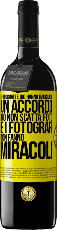 Spedizione Gratuita | Vino rosso Edizione RED MBE Riserva I fotografi e Dio hanno raggiunto un accordo. Dio non scatta foto e i fotografi non fanno miracoli Etichetta Gialla. Etichetta personalizzabile Riserva 12 Mesi Raccogliere 2014 Tempranillo