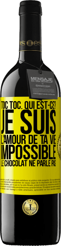 Envoi gratuit | Vin rouge Édition RED MBE Réserve Toc Toc. Qui est-ce? Je suis l'amour de ta vie. Impossible, le chocolat ne parle pas Étiquette Jaune. Étiquette personnalisable Réserve 12 Mois Récolte 2014 Tempranillo