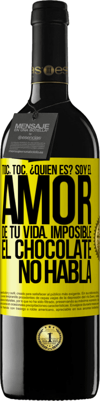 39,95 € | Vino Tinto Edición RED MBE Reserva Toc, toc. ¿Quién es? Soy el amor de tu vida. Imposible, el chocolate no habla Etiqueta Amarilla. Etiqueta personalizable Reserva 12 Meses Cosecha 2016 Tempranillo