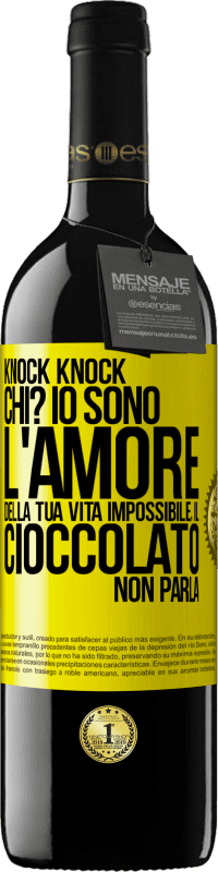 39,95 € Spedizione Gratuita | Vino rosso Edizione RED MBE Riserva Knock Knock. Chi? Io sono l'amore della tua vita Impossibile, il cioccolato non parla Etichetta Gialla. Etichetta personalizzabile Riserva 12 Mesi Raccogliere 2015 Tempranillo