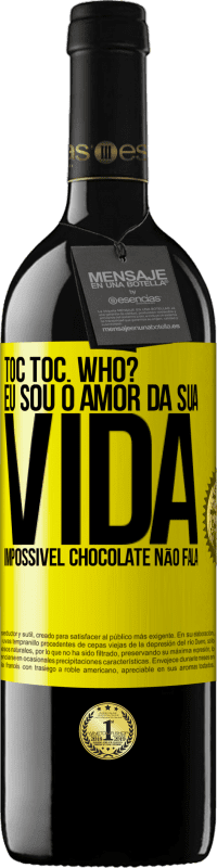 Envio grátis | Vinho tinto Edição RED MBE Reserva TOC Toc. Who? Eu sou o amor da sua vida. Impossível chocolate não fala Etiqueta Amarela. Etiqueta personalizável Reserva 12 Meses Colheita 2014 Tempranillo