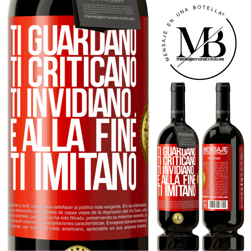49,95 € Spedizione Gratuita | Vino rosso Edizione Premium MBS® Riserva Ti guardano, ti criticano, ti invidiano ... e alla fine ti imitano Etichetta Rossa. Etichetta personalizzabile Riserva 12 Mesi Raccogliere 2016 Tempranillo