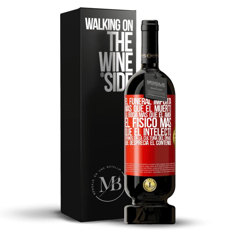 49,95 € Envío gratis | Vino Tinto Edición Premium MBS® Reserva El funeral importa más que el muerto, la boda más que el amor, el físico más que el intelecto. Vivimos en la cultura del Etiqueta Roja. Etiqueta personalizable Reserva 12 Meses Cosecha 2015 Tempranillo