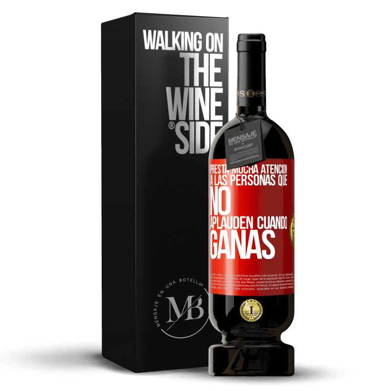 49,95 € Envío gratis | Vino Tinto Edición Premium MBS® Reserva Presta mucha atención a las personas que no aplauden cuando ganas Etiqueta Roja. Etiqueta personalizable Reserva 12 Meses Cosecha 2015 Tempranillo