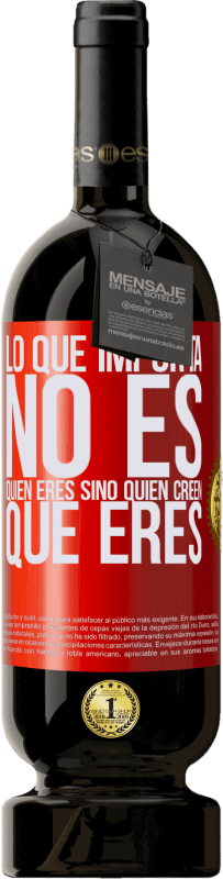 49,95 € Envío gratis | Vino Tinto Edición Premium MBS® Reserva Lo que importa no es quién eres, sino quien creen que eres Etiqueta Roja. Etiqueta personalizable Reserva 12 Meses Cosecha 2016 Tempranillo