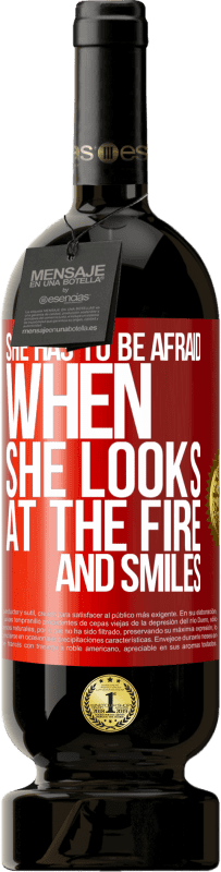49,95 € Бесплатная доставка | Красное вино Premium Edition MBS® Бронировать Она должна бояться, когда она смотрит на огонь и улыбается Красная метка. Настраиваемая этикетка Бронировать 12 Месяцы Урожай 2014 Tempranillo