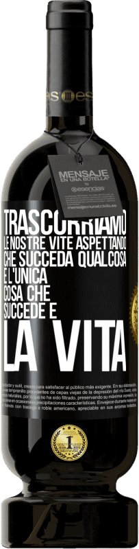 49,95 € | Vino rosso Edizione Premium MBS® Riserva Trascorriamo le nostre vite aspettando che succeda qualcosa e l'unica cosa che succede è la vita Etichetta Nera. Etichetta personalizzabile Riserva 12 Mesi Raccogliere 2014 Tempranillo