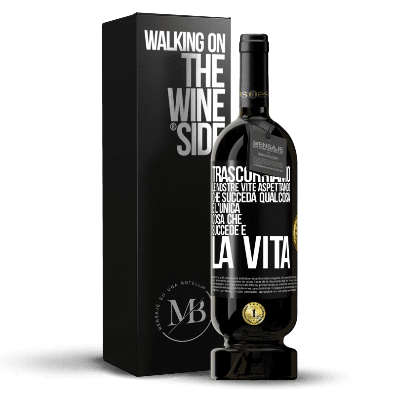 49,95 € Spedizione Gratuita | Vino rosso Edizione Premium MBS® Riserva Trascorriamo le nostre vite aspettando che succeda qualcosa e l'unica cosa che succede è la vita Etichetta Nera. Etichetta personalizzabile Riserva 12 Mesi Raccogliere 2014 Tempranillo