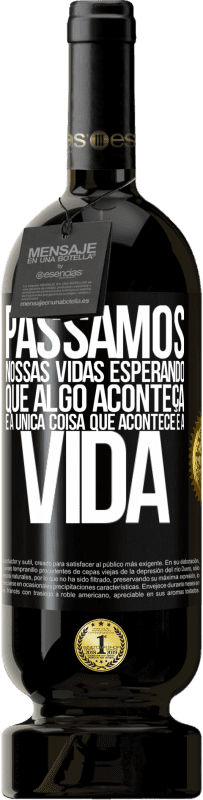 49,95 € | Vinho tinto Edição Premium MBS® Reserva Passamos nossas vidas esperando que algo aconteça, e a única coisa que acontece é a vida Etiqueta Preta. Etiqueta personalizável Reserva 12 Meses Colheita 2014 Tempranillo