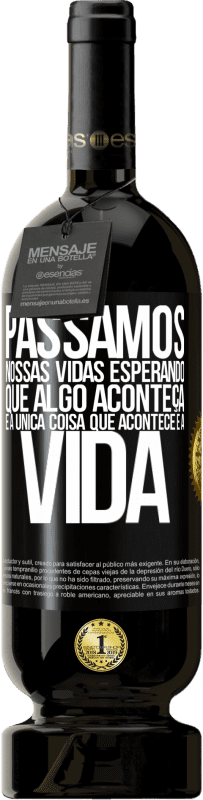 49,95 € Envio grátis | Vinho tinto Edição Premium MBS® Reserva Passamos nossas vidas esperando que algo aconteça, e a única coisa que acontece é a vida Etiqueta Preta. Etiqueta personalizável Reserva 12 Meses Colheita 2016 Tempranillo