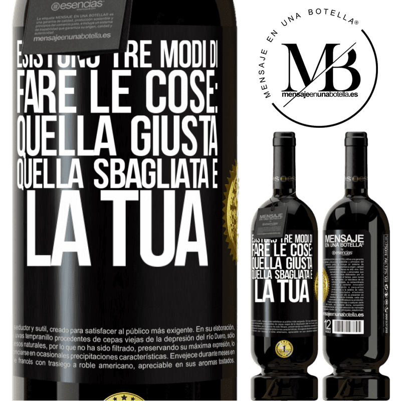 49,95 € Spedizione Gratuita | Vino rosso Edizione Premium MBS® Riserva Esistono tre modi di fare le cose: quella giusta, quella sbagliata e la tua Etichetta Nera. Etichetta personalizzabile Riserva 12 Mesi Raccogliere 2015 Tempranillo