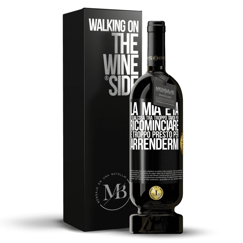 49,95 € Spedizione Gratuita | Vino rosso Edizione Premium MBS® Riserva La mia età è qualcosa tra ... Troppo tardi per ricominciare e ... troppo presto per arrendermi Etichetta Nera. Etichetta personalizzabile Riserva 12 Mesi Raccogliere 2015 Tempranillo