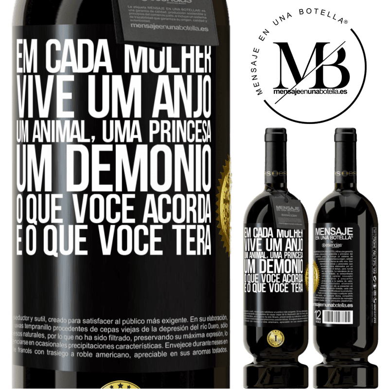 49,95 € Envio grátis | Vinho tinto Edição Premium MBS® Reserva Em cada mulher vive um anjo, um animal, uma princesa, um demônio. O que você acorda é o que você terá Etiqueta Preta. Etiqueta personalizável Reserva 12 Meses Colheita 2015 Tempranillo
