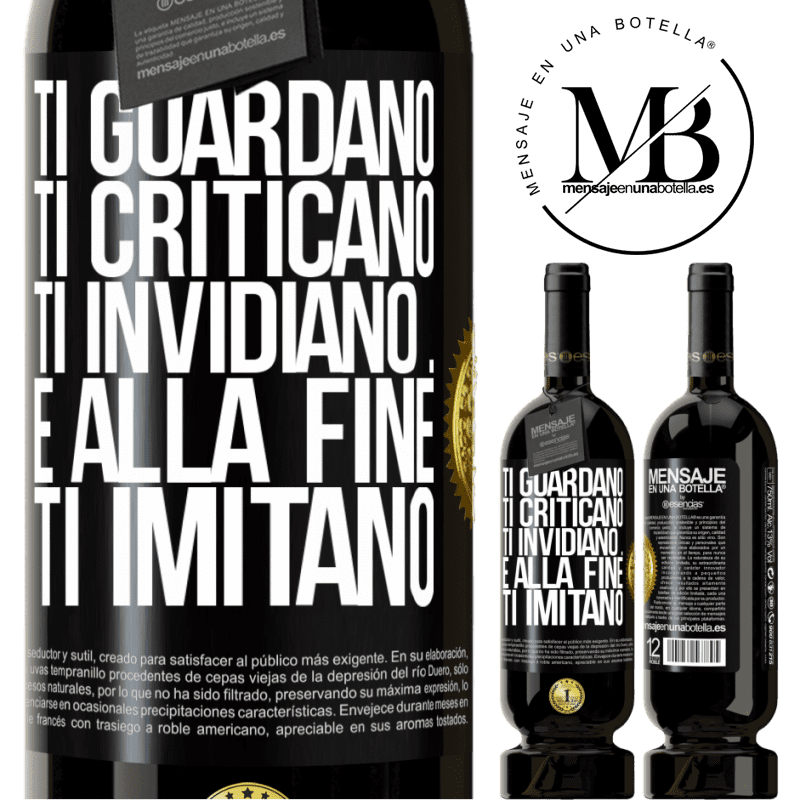 49,95 € Spedizione Gratuita | Vino rosso Edizione Premium MBS® Riserva Ti guardano, ti criticano, ti invidiano ... e alla fine ti imitano Etichetta Nera. Etichetta personalizzabile Riserva 12 Mesi Raccogliere 2016 Tempranillo
