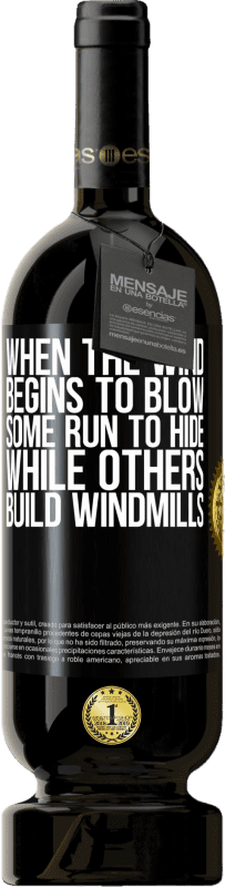 49,95 € | 赤ワイン プレミアム版 MBS® 予約する 風が吹くと、隠れようとする人もいれば、風車を作る人もいます ブラックラベル. カスタマイズ可能なラベル 予約する 12 月 収穫 2014 Tempranillo