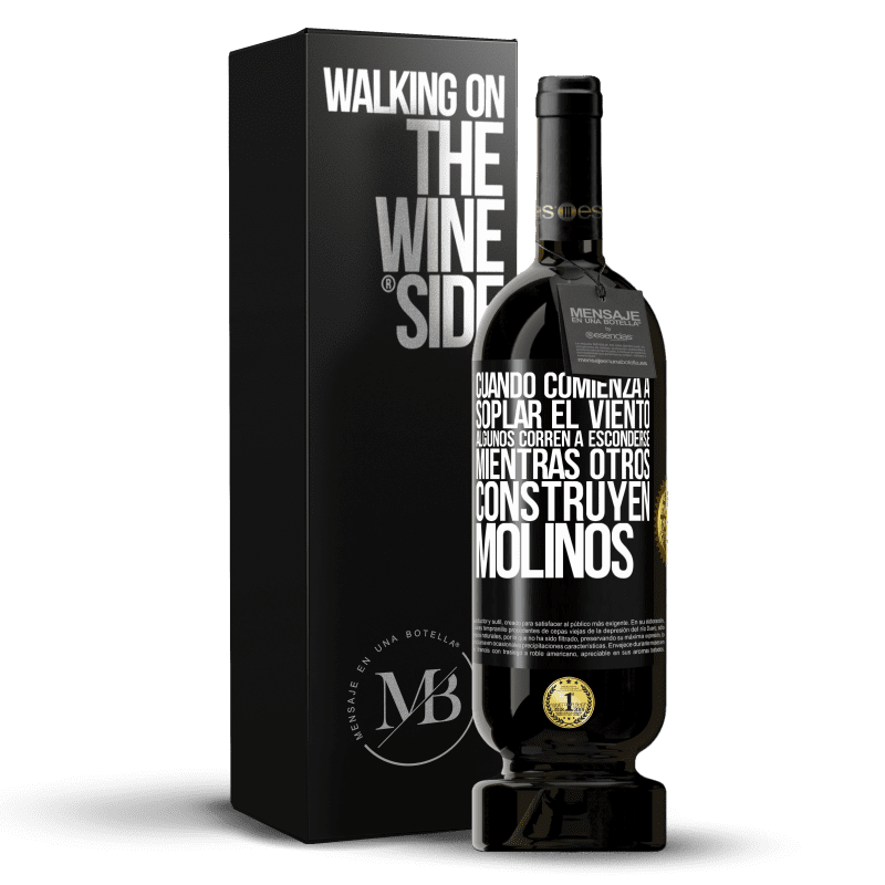 49,95 € Envío gratis | Vino Tinto Edición Premium MBS® Reserva Cuando comienza a soplar el viento, algunos corren a esconderse, mientras otros construyen molinos Etiqueta Negra. Etiqueta personalizable Reserva 12 Meses Cosecha 2016 Tempranillo