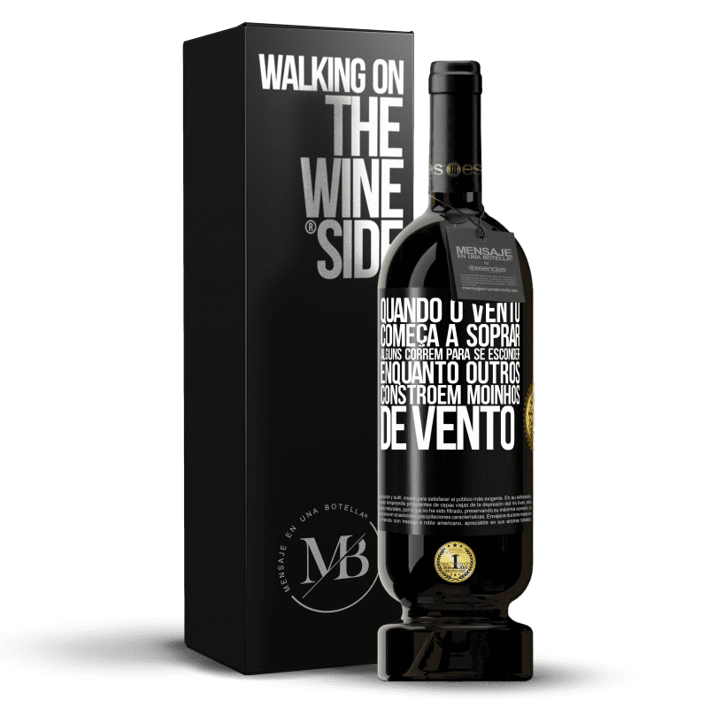 49,95 € Envio grátis | Vinho tinto Edição Premium MBS® Reserva Quando o vento começa a soprar, alguns correm para se esconder, enquanto outros constroem moinhos de vento Etiqueta Preta. Etiqueta personalizável Reserva 12 Meses Colheita 2016 Tempranillo