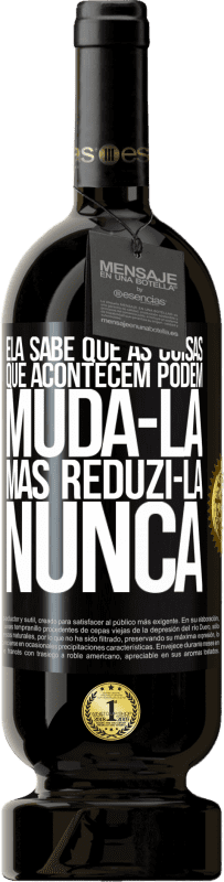 49,95 € | Vinho tinto Edição Premium MBS® Reserva Ela sabe que as coisas que acontecem podem mudá-la, mas reduzi-la, nunca Etiqueta Preta. Etiqueta personalizável Reserva 12 Meses Colheita 2015 Tempranillo