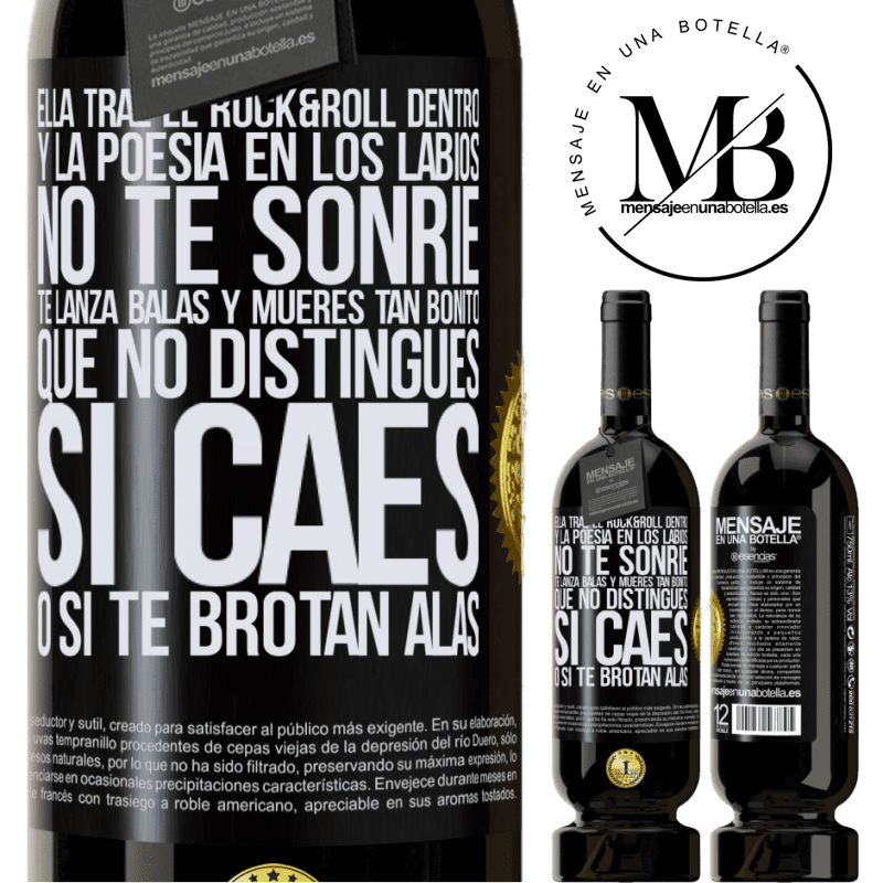 49,95 € Envío gratis | Vino Tinto Edición Premium MBS® Reserva Ella trae el Rock&Roll dentro y la poesía en los labios. No te sonríe, te lanza balas, y mueres tan bonito, que no Etiqueta Negra. Etiqueta personalizable Reserva 12 Meses Cosecha 2014 Tempranillo