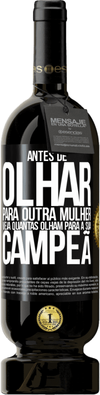 49,95 € | Vinho tinto Edição Premium MBS® Reserva Antes de olhar para outra mulher veja quantas olham para a sua campeã Etiqueta Preta. Etiqueta personalizável Reserva 12 Meses Colheita 2016 Tempranillo