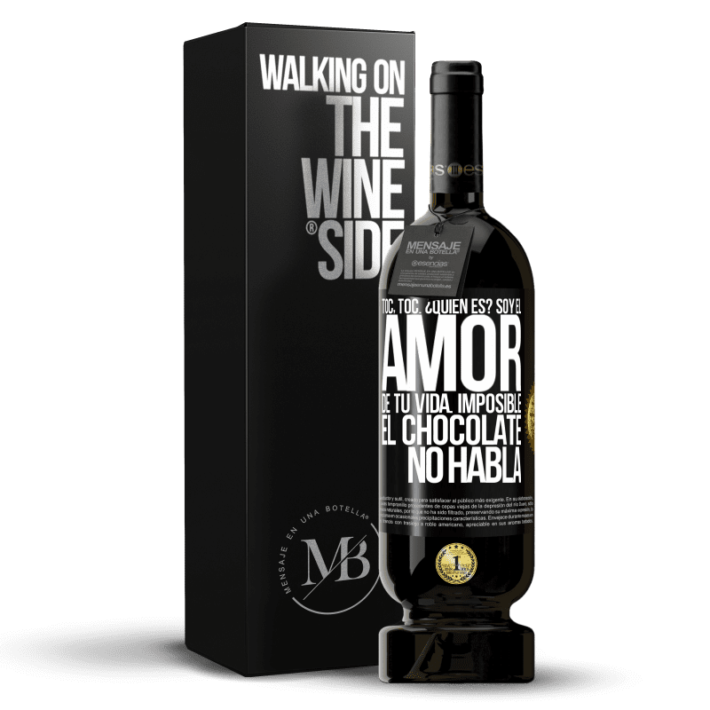 49,95 € Envío gratis | Vino Tinto Edición Premium MBS® Reserva Toc, toc. ¿Quién es? Soy el amor de tu vida. Imposible, el chocolate no habla Etiqueta Negra. Etiqueta personalizable Reserva 12 Meses Cosecha 2014 Tempranillo