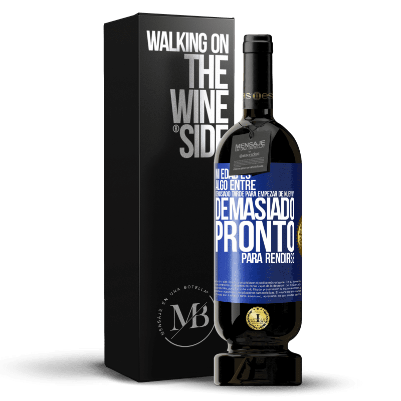 49,95 € Envío gratis | Vino Tinto Edición Premium MBS® Reserva Mi edad es algo entre… Demasiado tarde para empezar de nuevo y… demasiado pronto para rendirse Etiqueta Azul. Etiqueta personalizable Reserva 12 Meses Cosecha 2015 Tempranillo