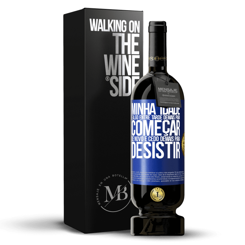 49,95 € Envio grátis | Vinho tinto Edição Premium MBS® Reserva Minha idade é algo entre ... Tarde demais para começar de novo e ... cedo demais para desistir Etiqueta Azul. Etiqueta personalizável Reserva 12 Meses Colheita 2015 Tempranillo